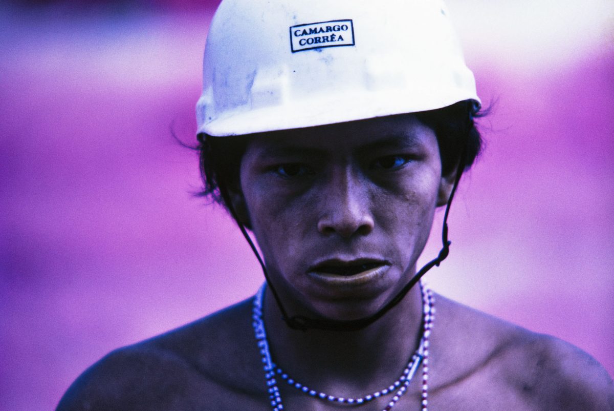 Yanomami na frente de trabalho da construção da rodovia Perimetral Norte, Roraima, 1975. Foto © Claudia Andujar