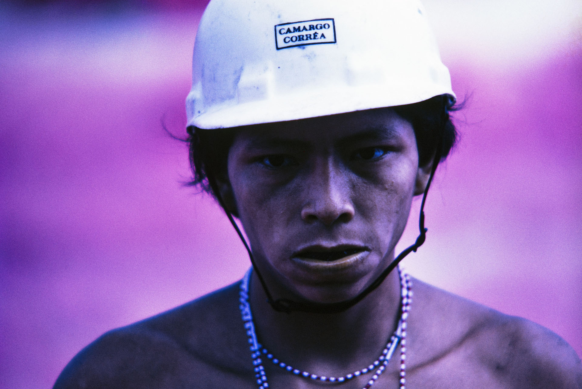 Yanomami na frente de trabalho da construção da rodovia Perimetral Norte, Roraima, 1975. Foto © Claudia Andujar