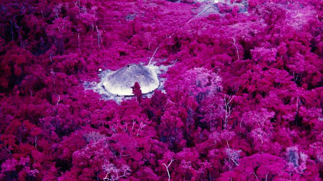 Maloca próxima à missão católica do rio Catrimani, Roraima, filme infravermelho, 1976. Foto © Claudia Andujar