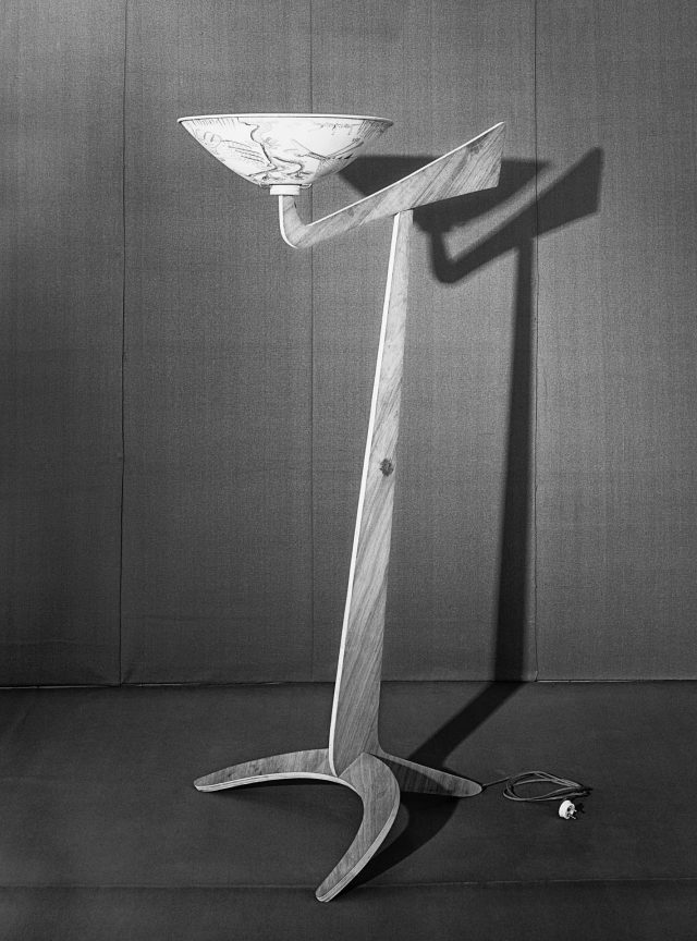 Luminária de chão da Móveis Artísticos Z, São José dos Campos, SP, 1950. Foto de Hans Gunter Flieg / Acervo IMS
