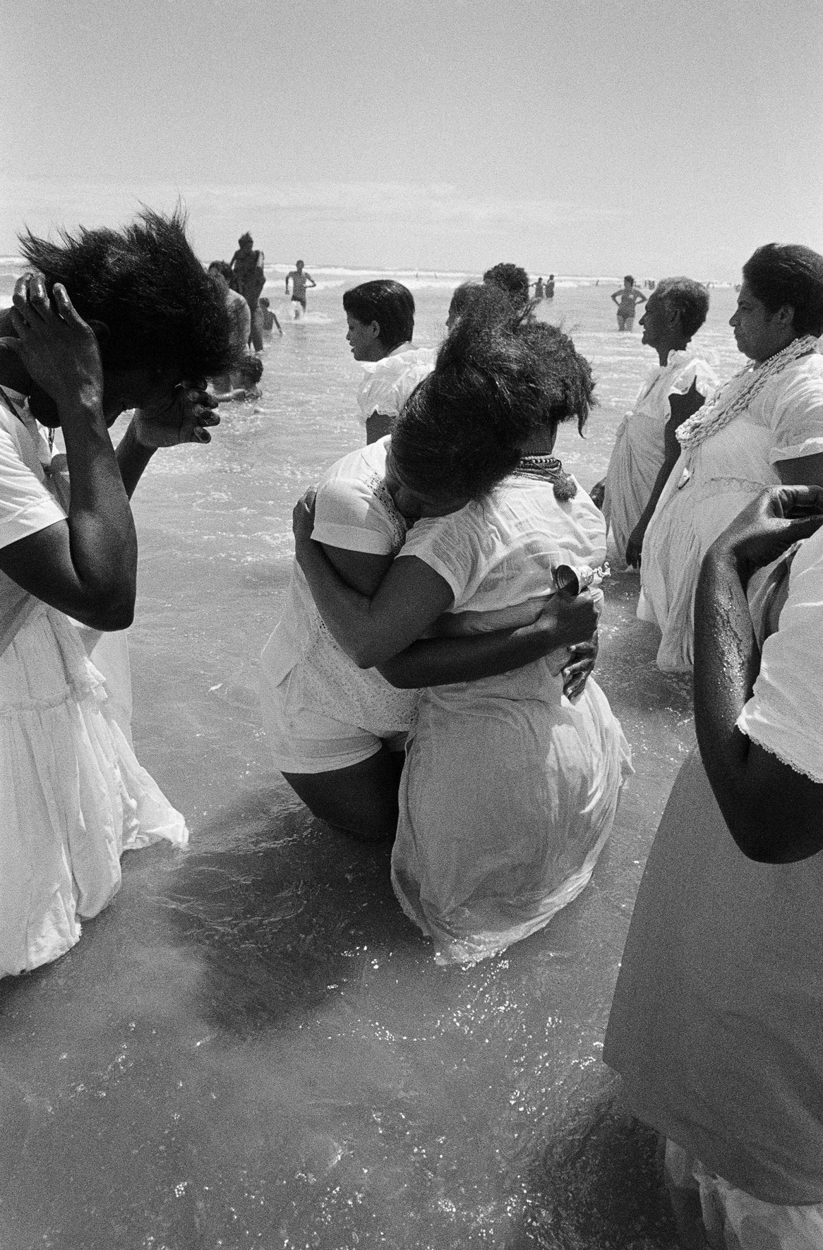 Autoria: Maureen Bisilliat Legenda: Festa de Iemanjá, Praia Grande, São Paulo, c. 1965 Negativo flexível p&amp;b 35 mm