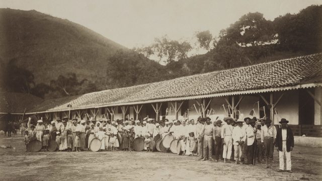 Trabalhadores escravizados em fazenda de café. Vale do Paraíba, c. 1885. Foto de Marc Ferrez. Coleção Gilberto Ferrez / Acervo IMS