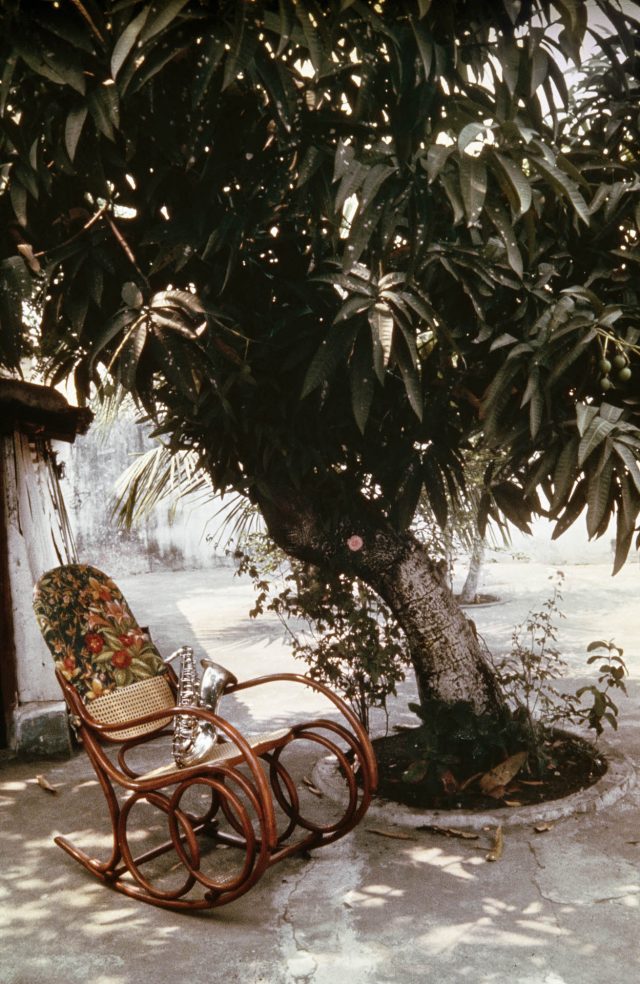 Saxofone de Pixinguinha na cadeira de balanço, no quintal da casa do músico. Rio de Janeiro, 1968. Foto de Walter Firmo/ Acervo IMS
