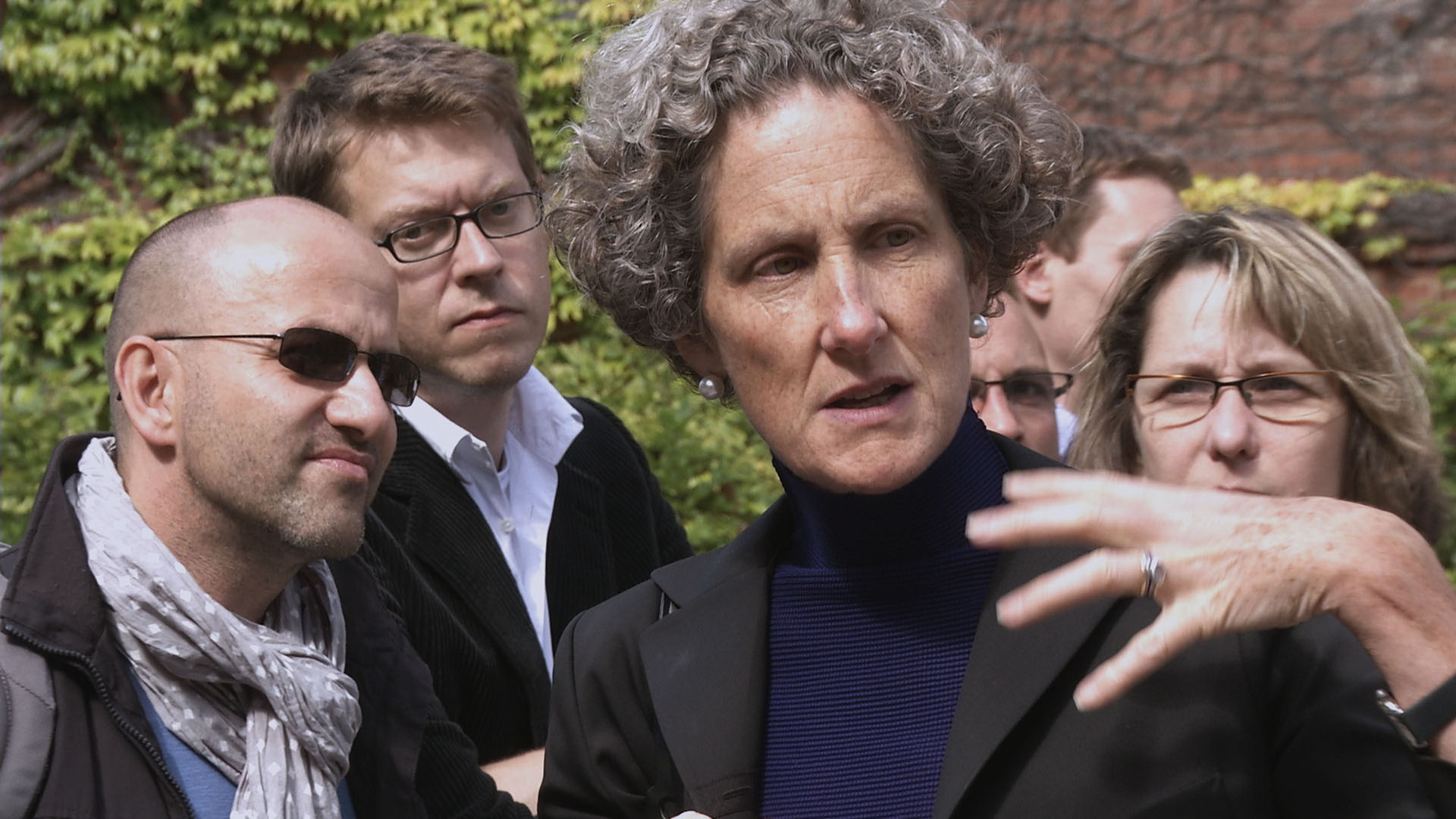 Grupo de pessoas em filme de Harun Farocki