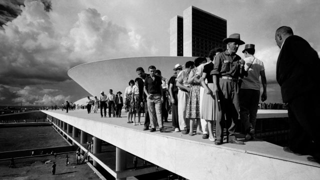 Populares sobre cobertura do palácio do Congresso Nacional no dia da inauguração de Brasília, 1960. Fotografia de Thomas Farkas / Acervo IMS