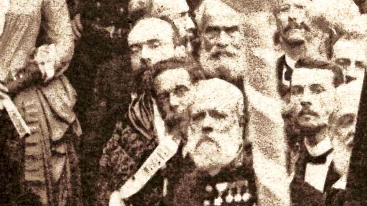 Rostos de homens em foto aproximada