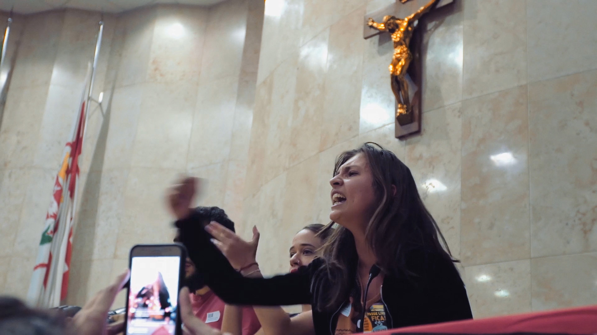 Cena de Espero tua (re)volta, de Eliza Capai