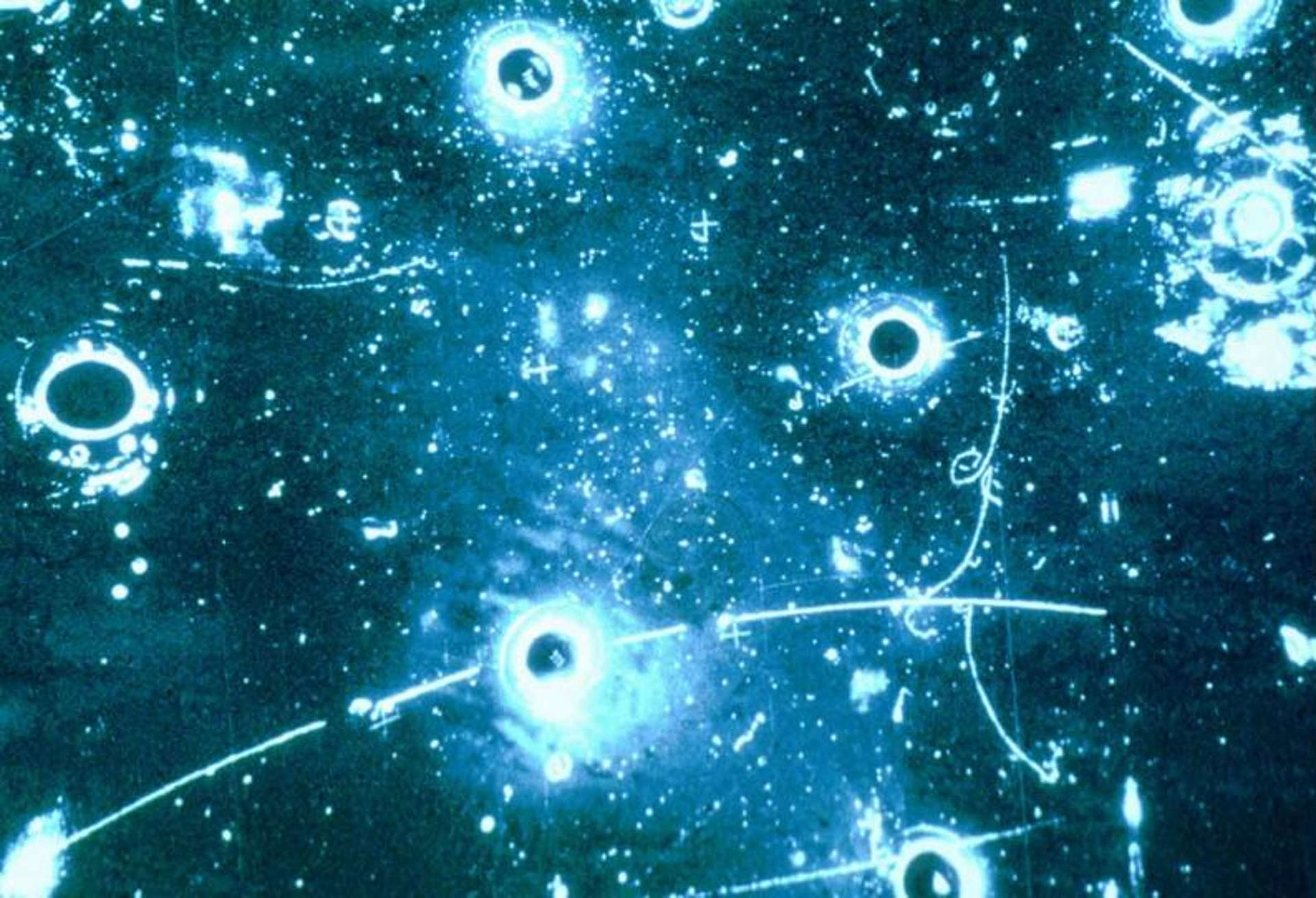 Fotografia obtida pela câmara de bolhas de Gargamelle, que forneceu a primeira confirmação das correntes neutras das interações fracas, c. 1973. ©️ CERN