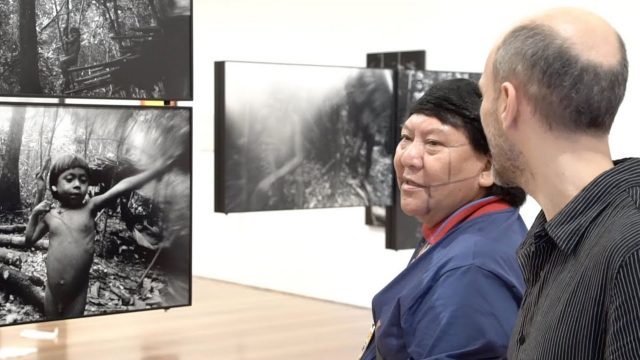 Davi Kopenawa Yanomami e Thyago Nogueira visitam a esposição Claudia Andujar: a luta Yanomami no IMS Paulista