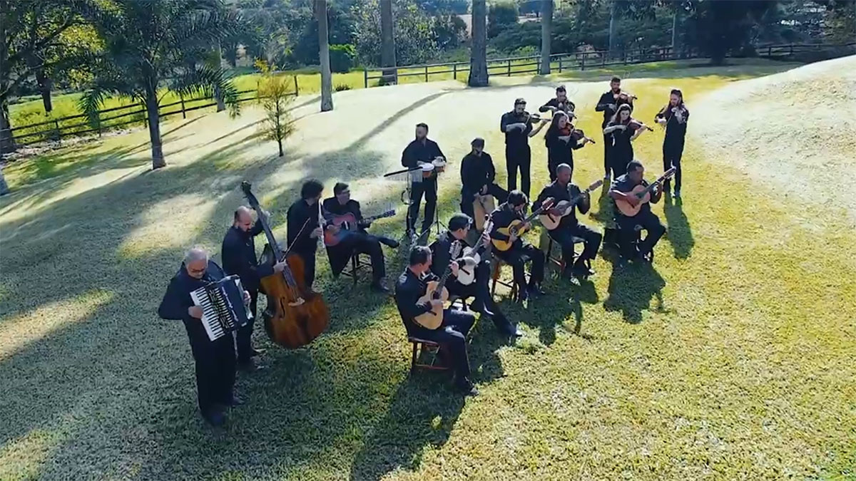 Maestro Agenor Ribeiro Netto e a orquestra Violas e Violinos
