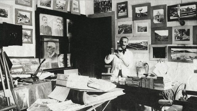 Augusto Malta. Augusto Malta em seu ateliê, c. 1906. Rio de Janeiro, RJ / Acervo IMS