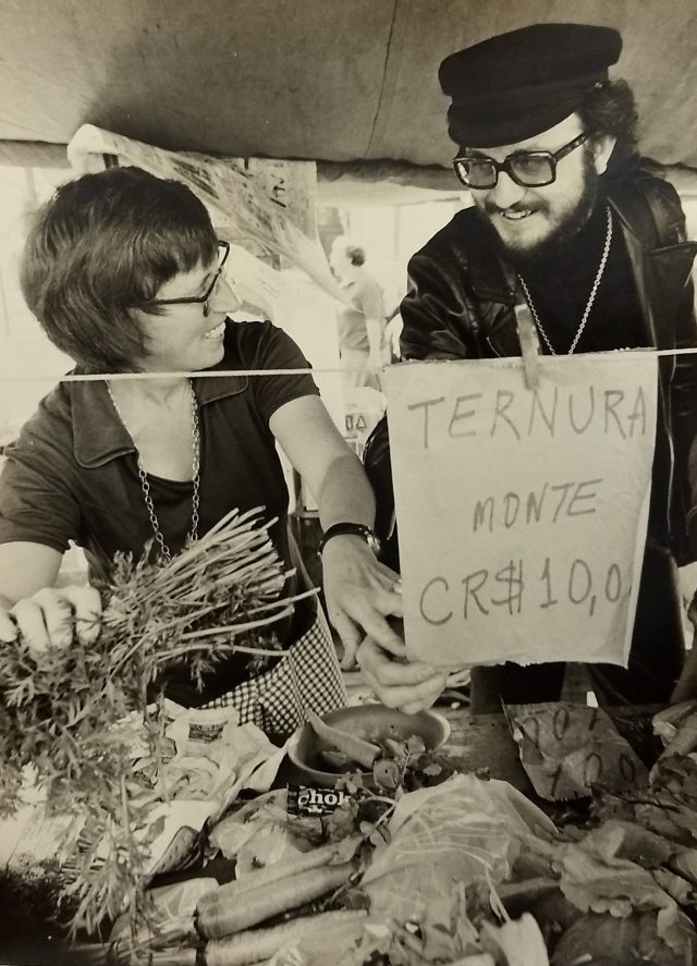 Stefania Bril e o poeta Olney Kruse na feira livre São Paulo, 1974. Fotografia de Boris Kossoy (Arquivo Stefania Bril/Acervo IMS)
