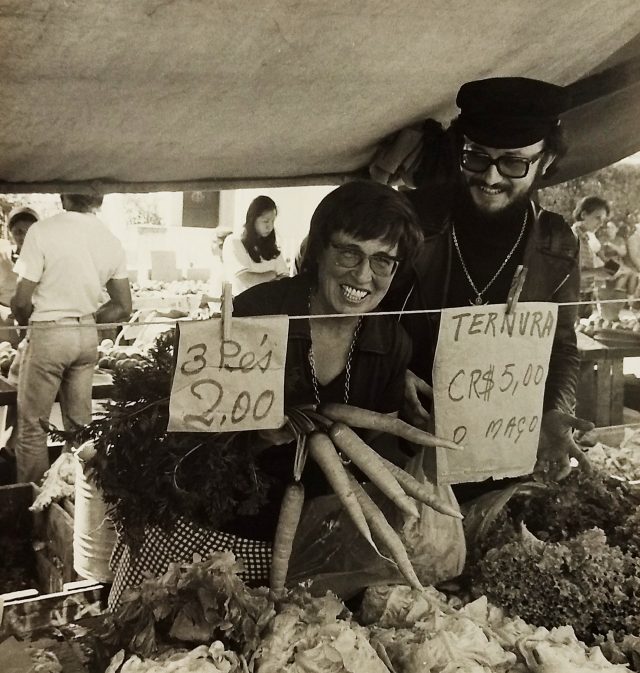 Stefania Bril e o poeta Olney Kruse na feira livre São Paulo, 1974. Fotografia de Boris Kossoy (Arquivo Stefania Bril/Acervo IMS)