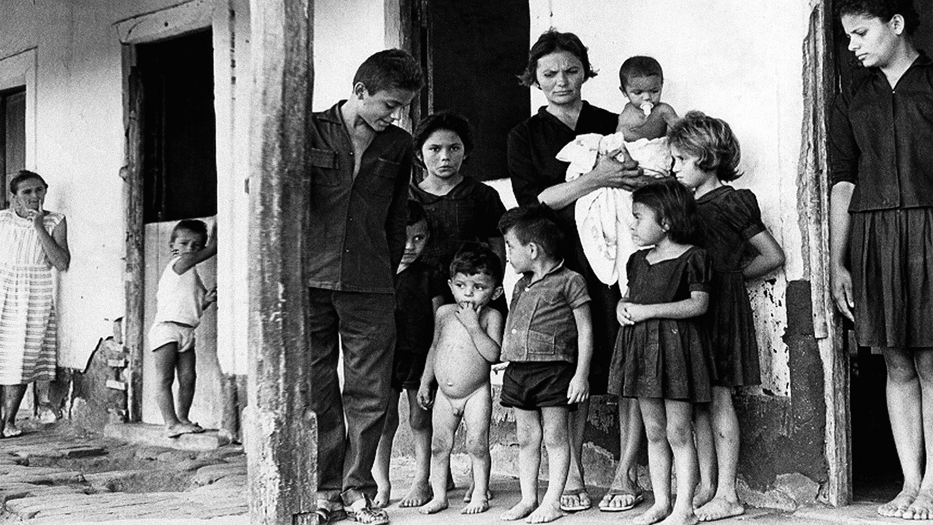 Elizabeth Teixeira e seus filhos no filme Cabra marcado para morrer (1964-1984. 119 min.), de Eduardo Coutinho