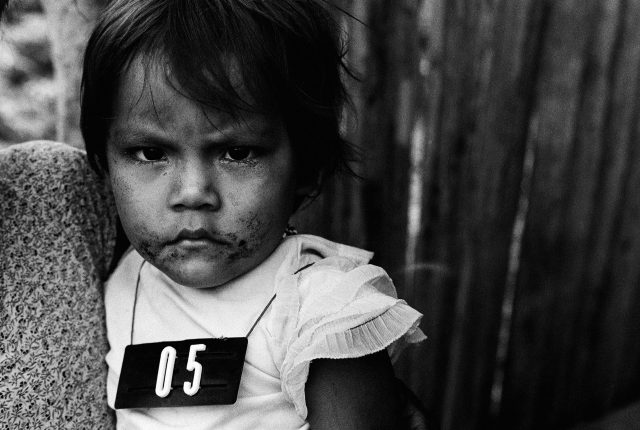 Missão Boas Novas, Roraima, 1981. Foto de Claudia Andujar da série "Marcados",  que integra a exposição "Claudia Andujar: A luta Yanomami"