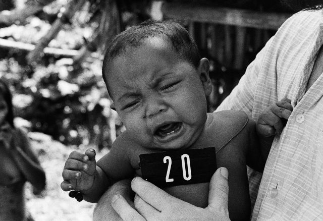 Missão Boas Novas, Roraima, 1981.  Foto de Claudia Andujar da série "Marcados",  que integra a exposição "Claudia Andujar: A luta Yanomami"