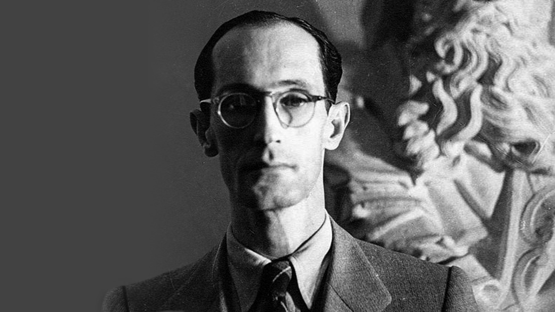 Drummond na sede do extinto Ministério da Educação e Saúde, no Rio, onde era chefe de gabinete do ministro Gustavo Capanema, em 1942. Arquivo CDA / Acervo IMS