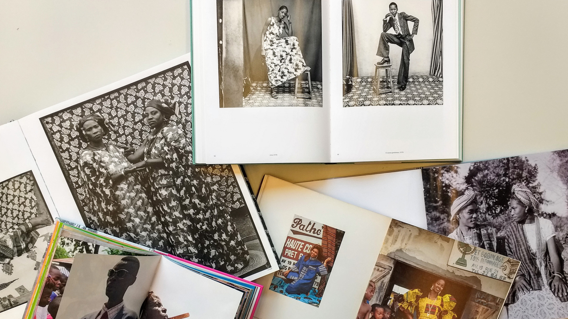 Livros da exposição Indumentárias negras em foco, na Biblioteca de Fotografia do IMS Paulista