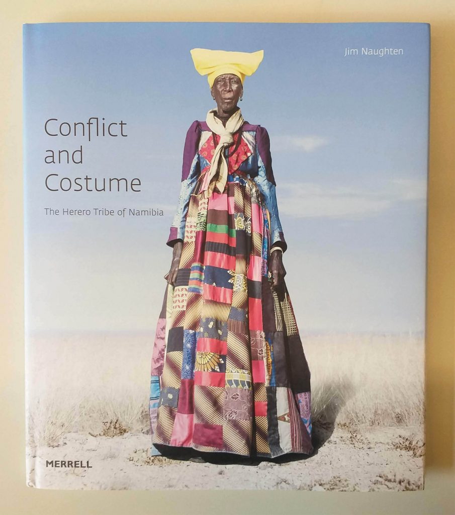 Capa do livro <em>Conflict and Costume: The Herero Tribe of Namibia</em>, de Jim Naughten, que integra a exposição <em>Indumentárias negras em foco</em>
