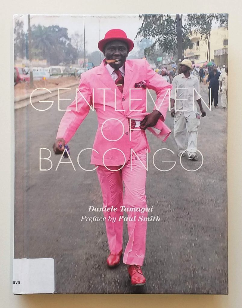 Capa do livro <em>Gentlemen of Bacongo</em>, de Daniele Tamagni, que integra a exposição <em>Indumentárias negras em foco</em>