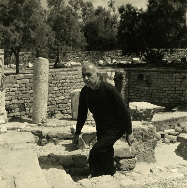 Erico Verissimo visita ruínas em Ascalão, Israel. Abril de 1966. Arquivo Erico Verissimo / Acervo IMS