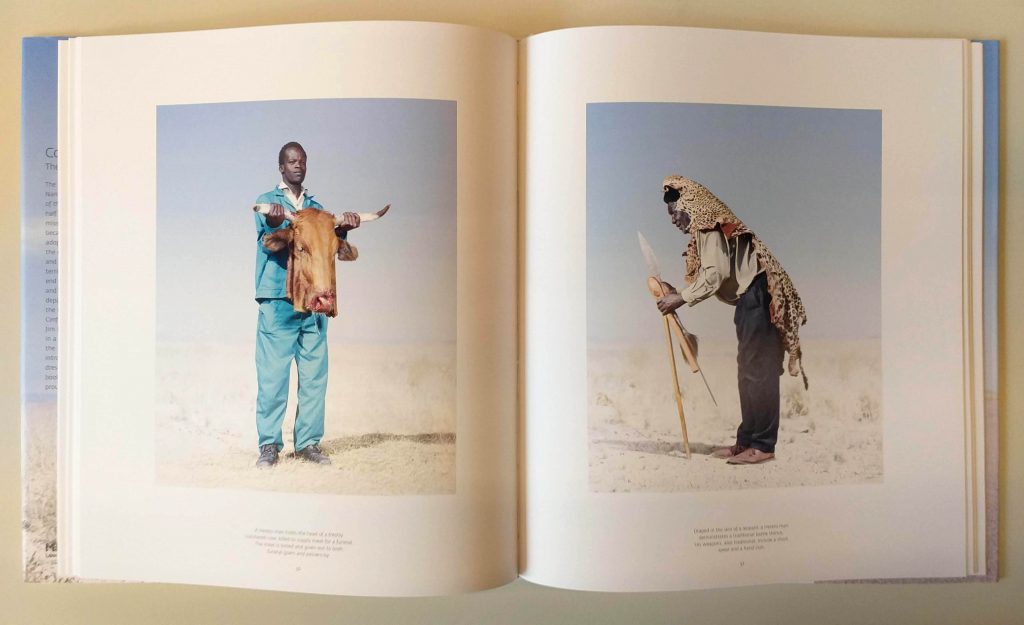 Páginas de <em>Conflict and Costume: The Herero Tribe of Namibia</em>, de Jim Naughten, que integra a exposição <em>Indumentárias negras em foco</em>