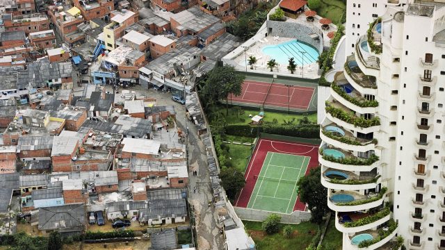 Paraisópolis e o bairro do Morumbi, 2004. São Paulo, Brasil. Foto do Tuca Vieira
