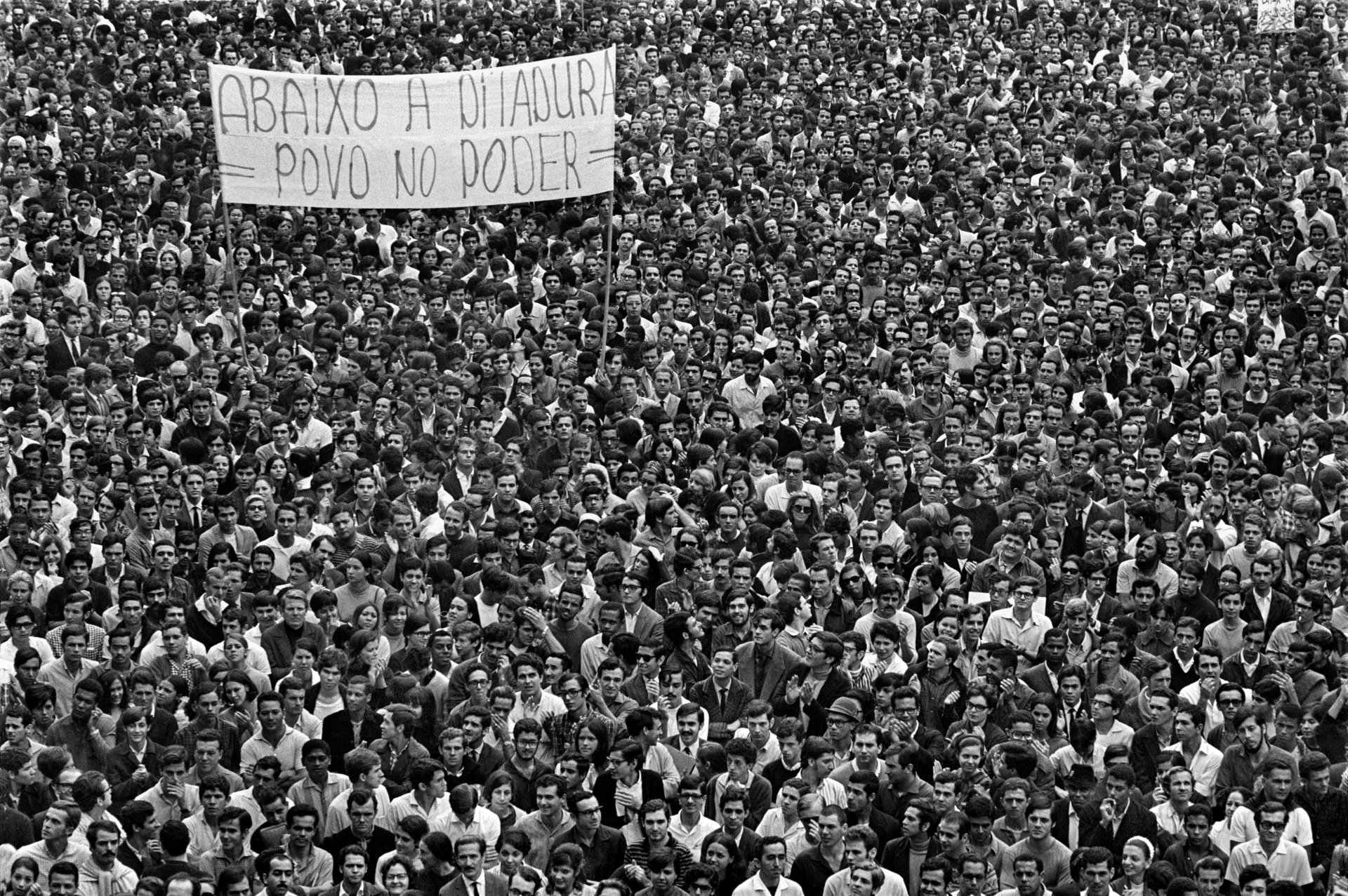 Detalhe de Passeata dos Cem Mil, Cinelândia, Rio de Janeiro, 1968. Foto © Evandro Teixeira, Acervo IMS/Coleção Evandro Teixeira
