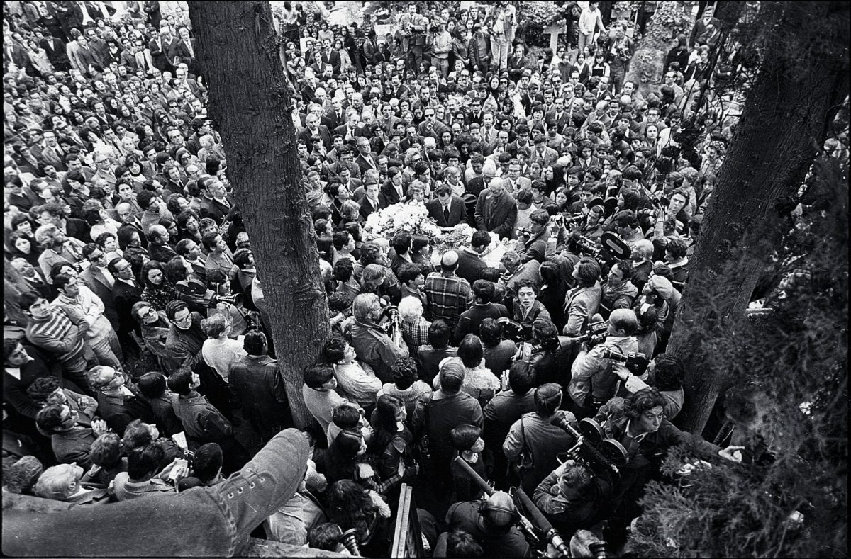 Multidão acompanha o enterro do poeta Pablo Neruda, Cemitério Geral de Santiago, Chile, 1973 (Evandro Teixeira/Acervo IMS)