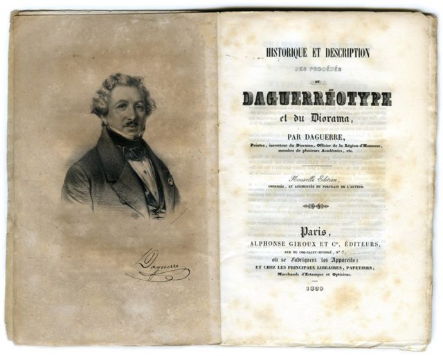Folha de rosto da "nova edição", corrigida e aumentada, do manual de Daguerre, com a fotografia do inventor, impressa por Alphonse Giroux e. Cie em setembro de 1839. Coleção particular, São Paulo