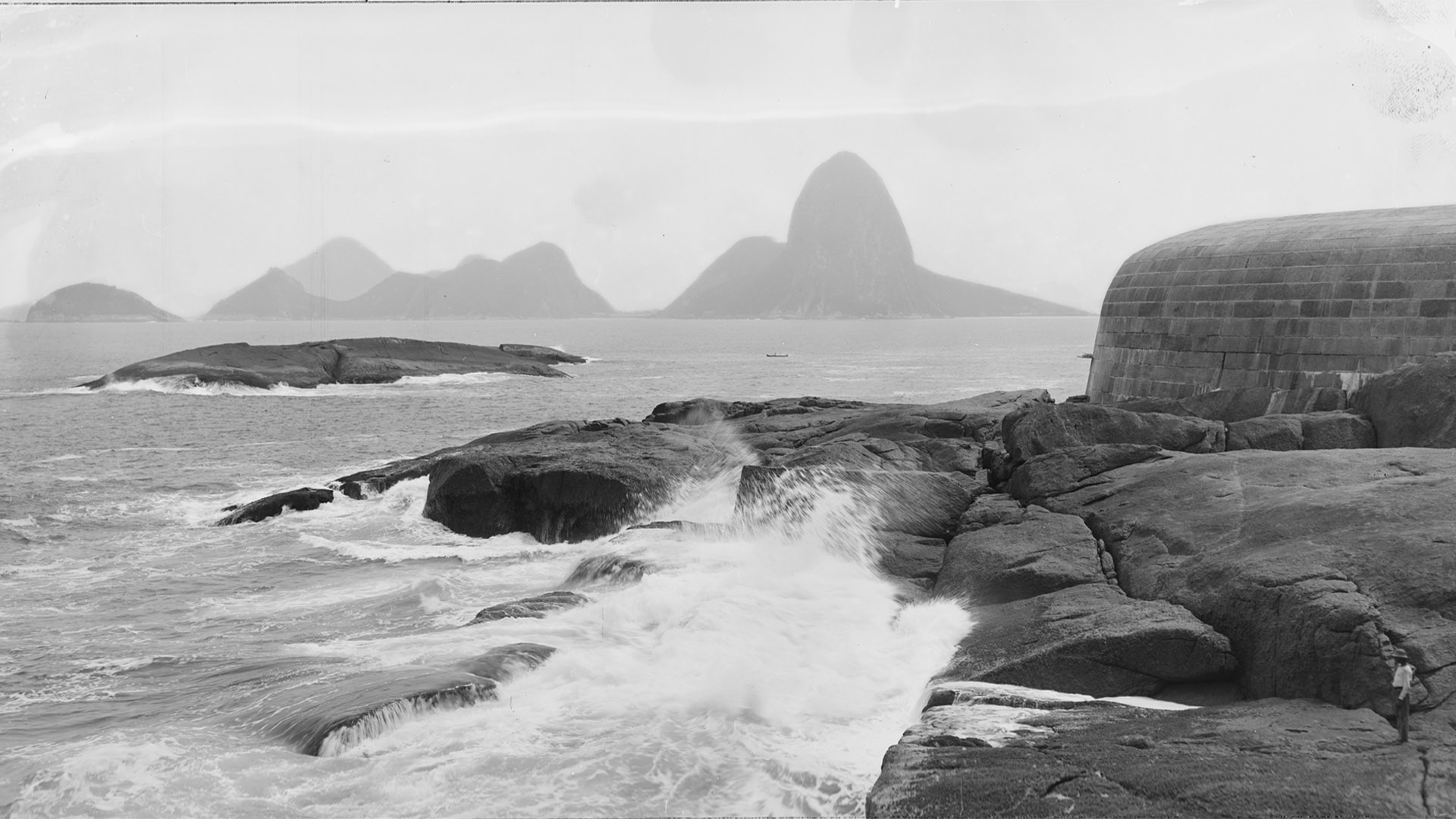 Vista do Pão de Açúcar a partir de Niterói, c.1890. Rio de Janeiro. Foto de Marc Ferrez. Coleção Gilberto Ferrez/ Acervo IMS