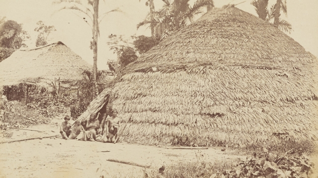 Maloca. Habitação de indígenas do povo Caixana, 1868. Detalhe de foto de Albert Frisch. Álbum Voyage au Brésil/Acervo IMS