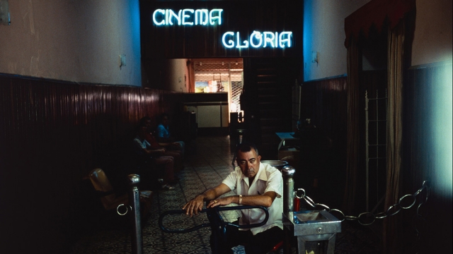 Cinema Glória, 1975, de Miguel Rio Branco. Obra na exposição PALAVRAS CRUZADAS, sonhadas, rasgadas, roubadas, usadas, sangradas