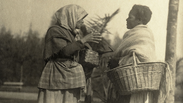 Duas mulheres conversando. São Paulo, SP, Brasil, circa 1910. Foto de Vincenzo Pastore / Acervo IMS.