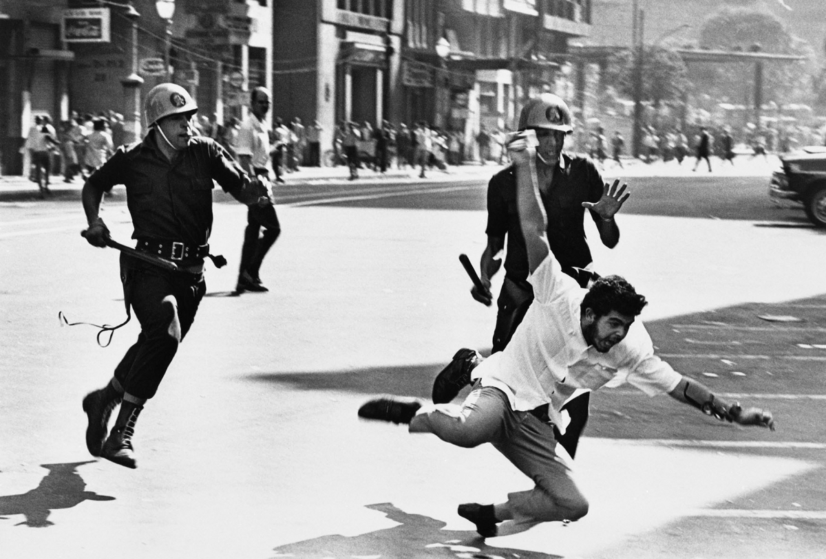 Caça ao estudante. Sexta-feira Sangrenta. Rio de Janeiro, 1968. Fotografia de Evandro Teixeira/Acervo IMS