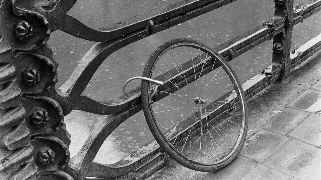 Corte de &quot;Só sobrou a roda&quot;, Série Birutex. Amsterdam, 1974. Foto de Stefania Bril/Acervo IMS