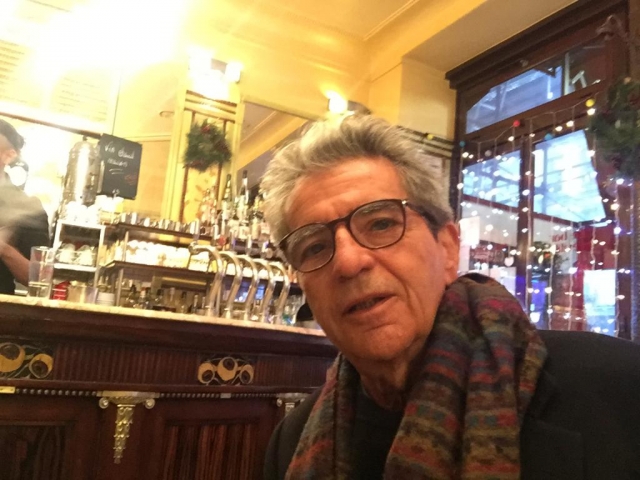 Sergio Goes fotografado num café em Paris