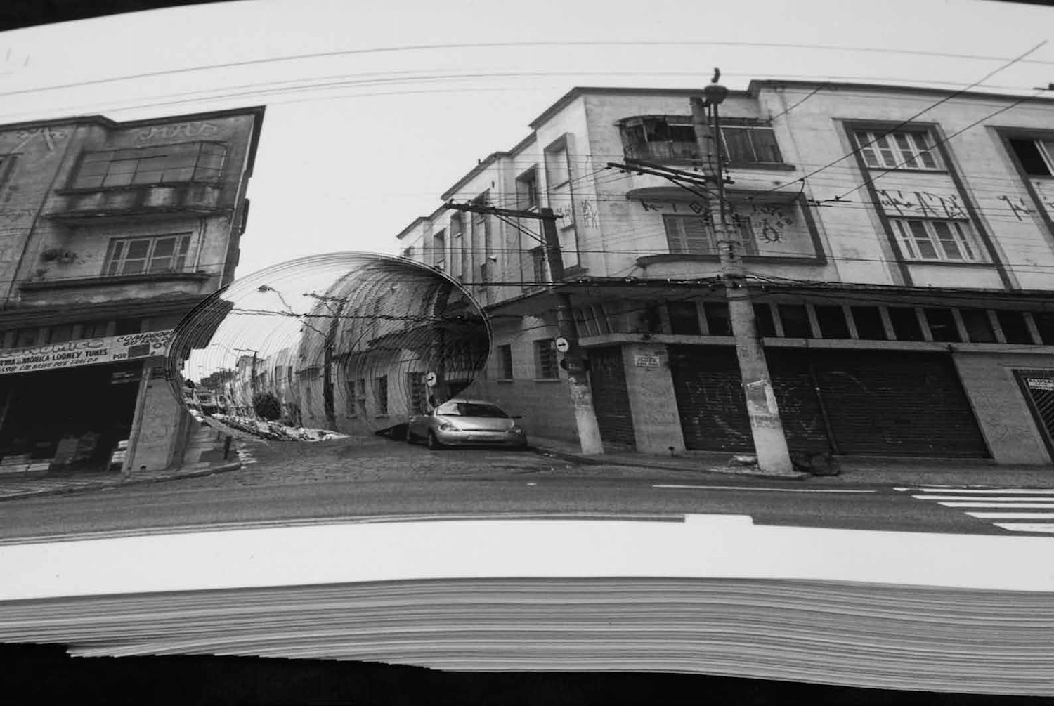 Entre duas esquinas da rua Celso Garcia, de Lucia Mindlin Loeb, 2007. Livro de artista, 45 x 23 x 2,5 cm. Coleção de Fotografia Contemporânea / Acervo IMS