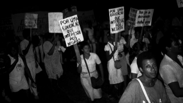 Corte de: Por uma educa&ccedil;&atilde;o que interesse aos negros, 20 de novembro &ndash; Protesto no Dia Nacional da Consci&ecirc;ncia Negra, Salvador. D&eacute;cada de 1980. Zumvi Arquivo Fotogr&aacute;fico: J&ocirc;natas Concei&ccedil;&atilde;o.