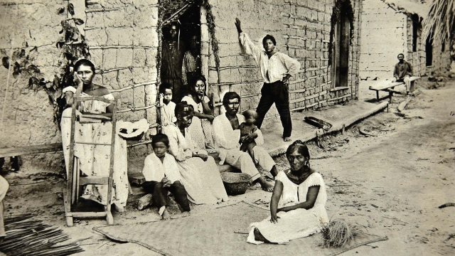 Família de indígenas Tapuia em frente à sua residência, 1868. Detalhe de foto de Albert Frisch. Álbum Brasilien/Acervo IMS