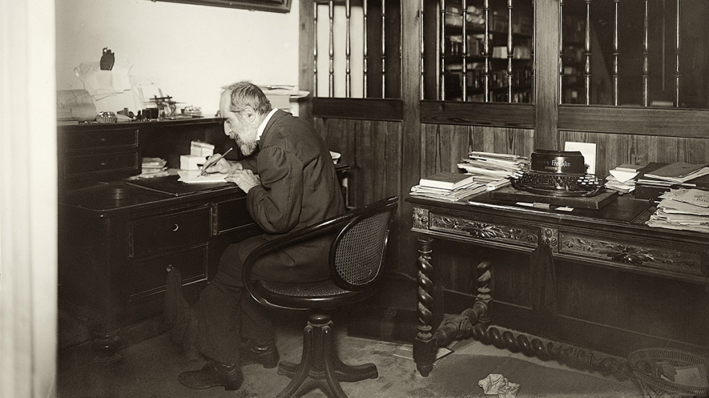 Marc Ferrez em seu escritório. Rua São José, Centro, Rio de Janeiro, [1905]. Detalhe da foto de Marc Ferrez. Coleção Gilberto Ferrez/Acervo Instituto Moreira Salles.