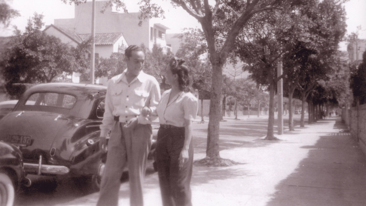 Oyama de Macedo e Rachel de Queiroz de braços dados. Rio de Janeiro, anos 1940. Coleção Rachel de Queiroz/ Acervo IMS
