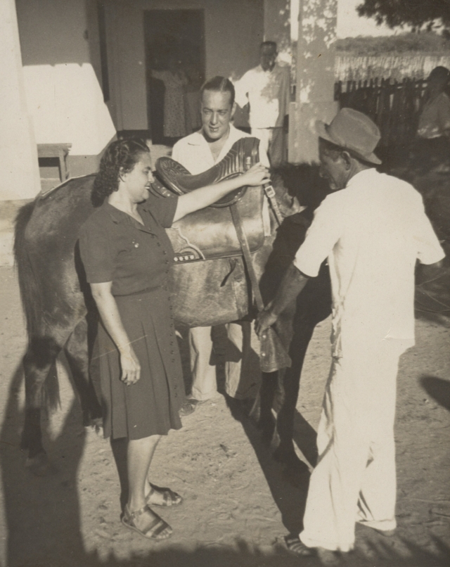 Rachel de Queiroz e Oyama de Macedo no Ceará, na década de 1950.  Coleção Rachel de Queiroz/Acervo IMS