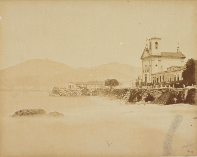 Igreja e praia de Santa Luzia, cerca de 1866. A praia não existe mais; a igreja, hoje, está situada num cruzamento importante do Centro do Rio. Foto de Georges Leuzinger/ Acervo IMS