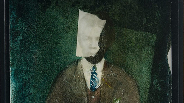 [CORTE] Detalhe de uma das caixas da série Retrato Falado, de Eustáquio Neves