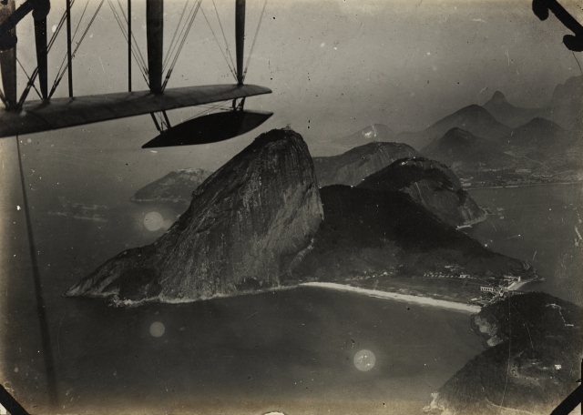 Vista aérea do Morro do Pão de Açúcar, Morro da Urca e, ao fundo, a Pedra da Gávea. Cerca de 1921.  Foto de Jorge Kfuri/ Acervo IMS