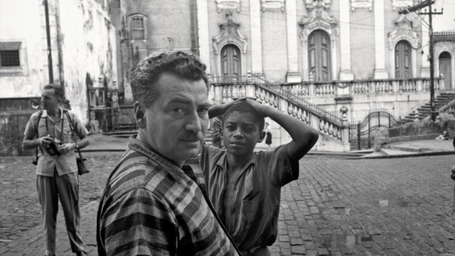 corte de Jorge Amado nas ruas de Salvador, BA, 1959. Foto de José Medeiros/ Acervo Instituto Moreira Salles.