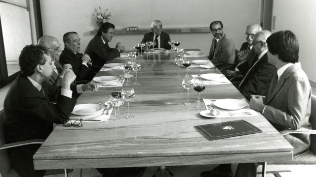 Walther Moreira Salles, Pedro Moreira Salles, Antônio Fernando de Franceschi, Otto Lara Resende, Fernando Moreira Salles, Pérsio Arida, Antônio Candido e Francisco Iglésias em almoço. Arquivo Otto Lara Resende/ Acervo IMS.