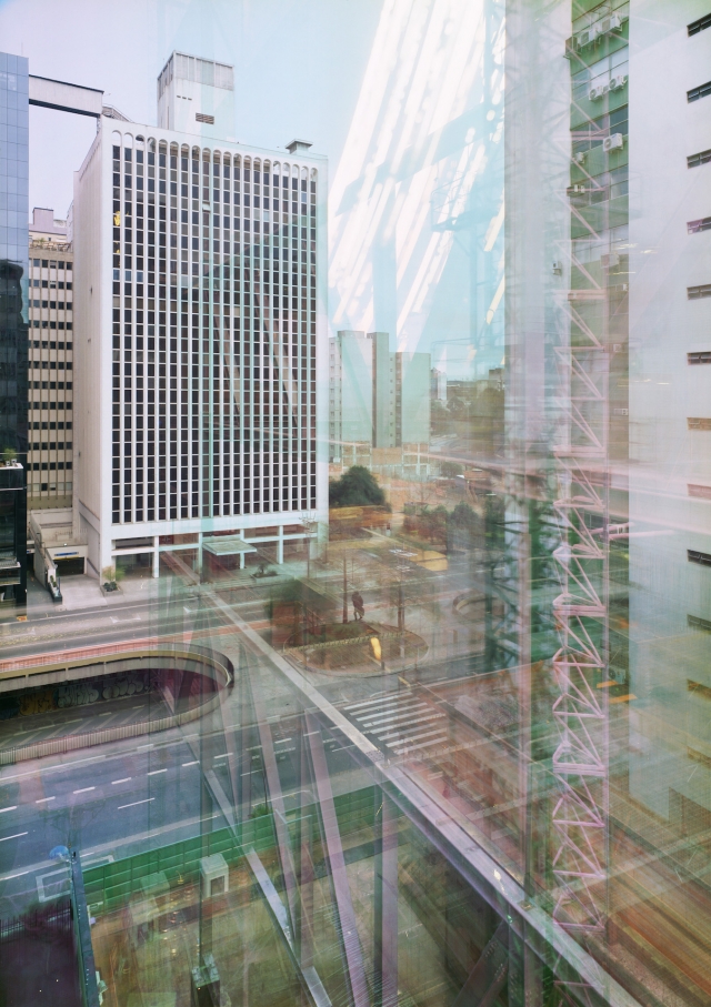 Camera Aberta #4, Michael Wesely, 2015-2017. C-print montado em acrílico, 245 x 170 cm. 