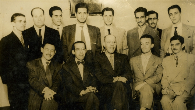 Em pé: Alcir Costa, Roberto Frank, Oswaldo Antunes, Hélio Pellegrino, Alphonsus de Guimarães Filho, Otto Lara Resende, Alexandre Drummond e José Mendonça. Sentados: Edgard da Mata Machado, Oscar Mendes, Mário de Andrade, João Etienne Filho e Milton Amado.
14/9/1944. Autor não identificado. Acervo Otto Lara Resende/ IMS